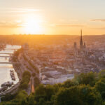 Panorama de la ville de Rouen au soleil couchant avec la Seine e