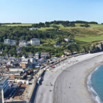 Photo panoramique de la ville et la falaise d'Etretat, panorama à Étretat, Normandie, France